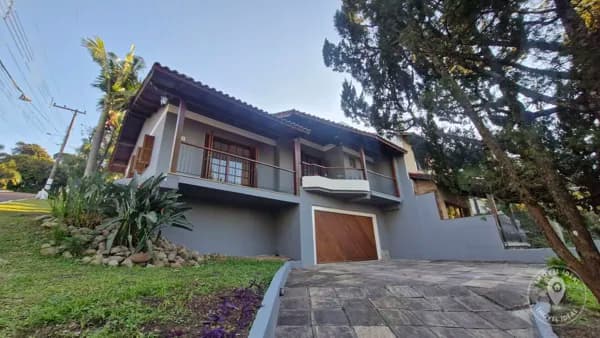 Casa em Condomínio Cantegril - 3 dorm. c/ 1 Suíte, Piscina e Sacada