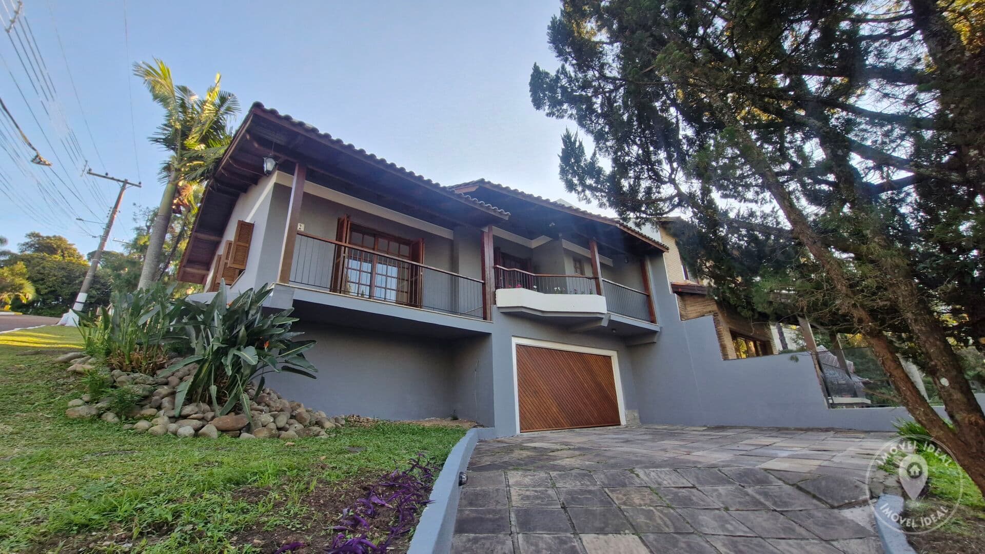 Casa em Condomínio Cantegril - 3 dorm. c/ 1 Suíte, Piscina e Sacada