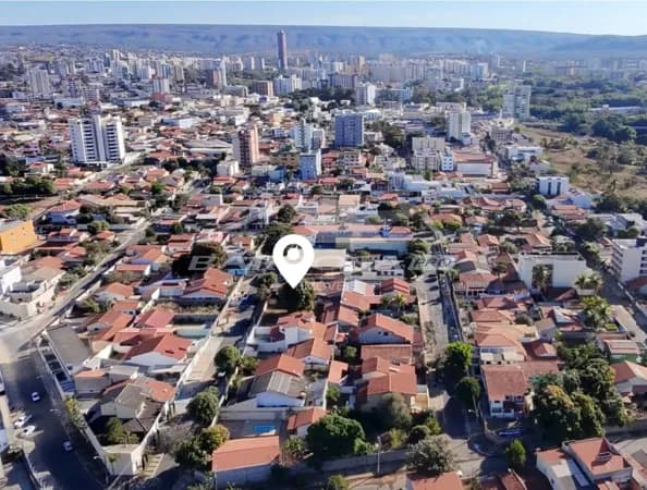Casa com lote grande bem localizada