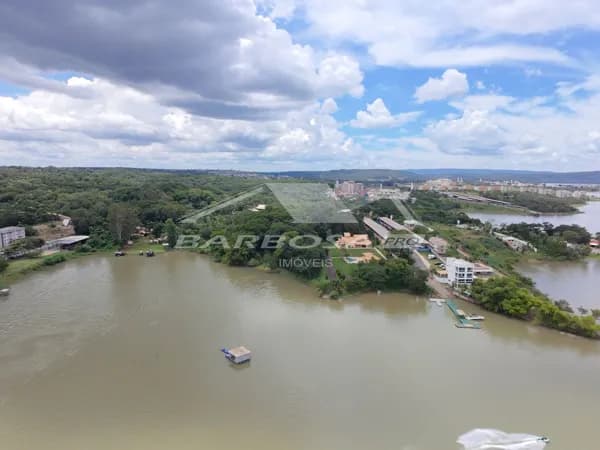 Ponta de quadra a 100 metros do lago para venda em Caldas Novas