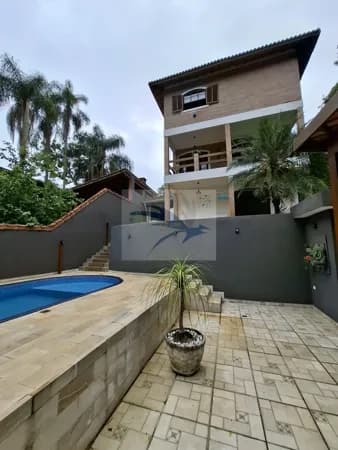 Vende-se casa com 4 dorms, 1 suíte, condomínio fechado