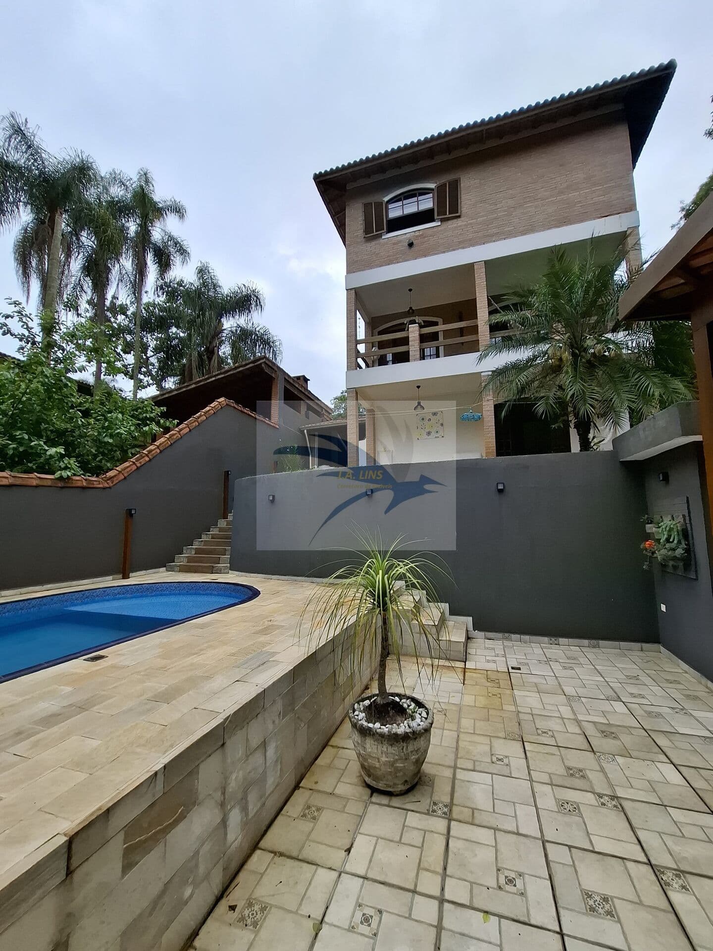 Vende-se casa com 4 dorms, 1 suíte, condomínio fechado