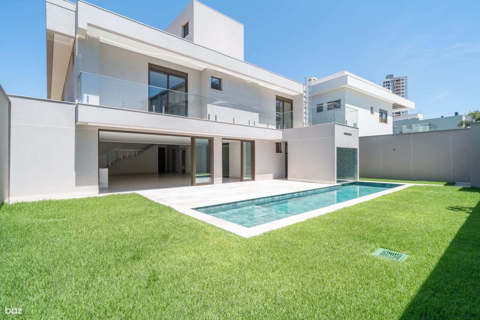 🌟 Sobrado no conomínio Reserva do Vale com 496m² - 4 suítes, piscina aquecida e elevador.