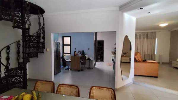 🔑 Casa no bairro Karaíba com piscina e espaço gramado na frente com árvores frutíferas.