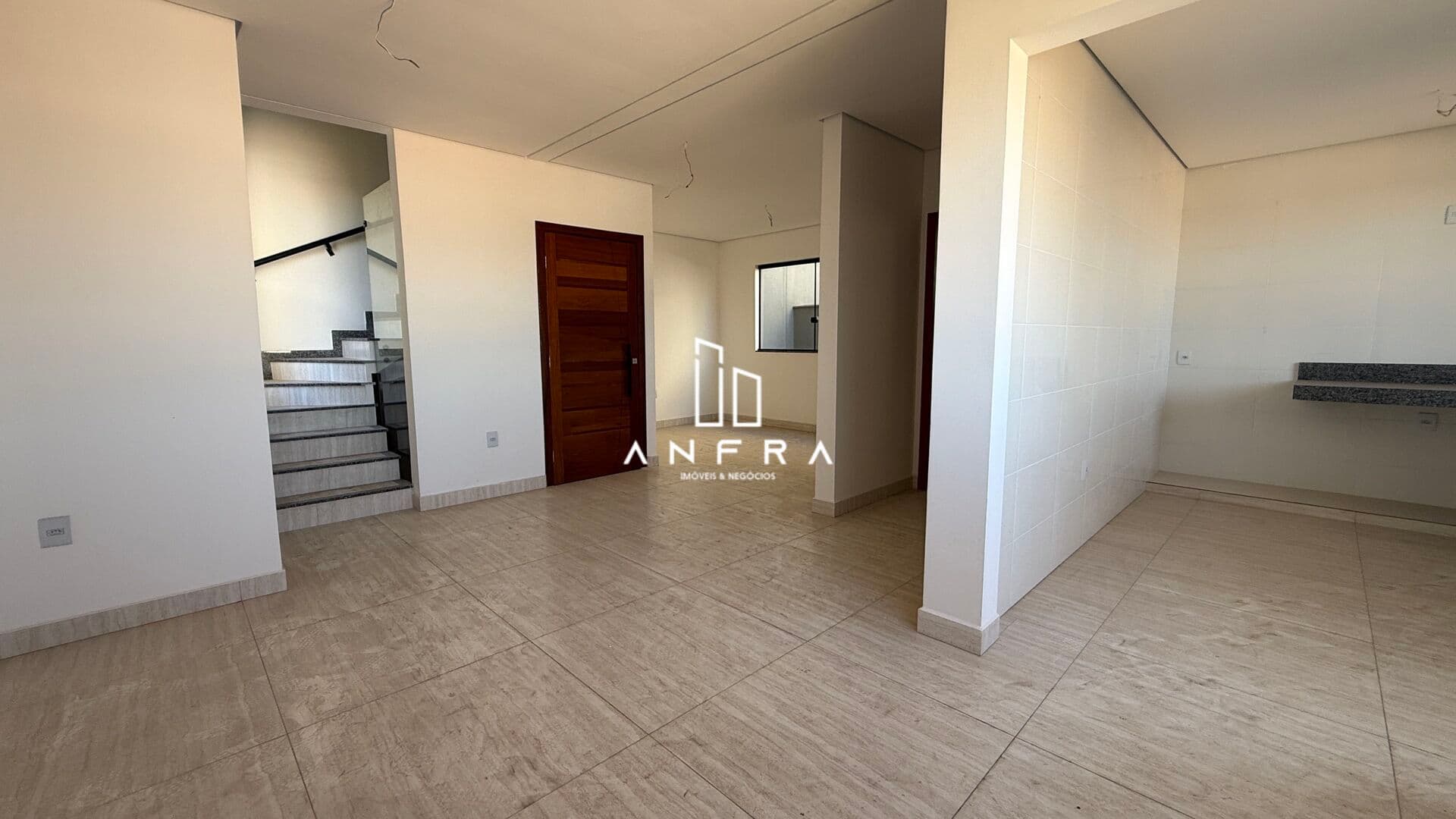 Casa com ampla área externa - 3 Qts (suíte com closet) e 4 vagas