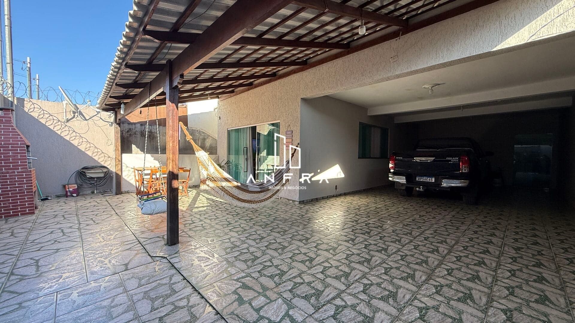 Casa em Ibirité com 3 Qts (1 suíte master), 3 vagas e espaço gourmet