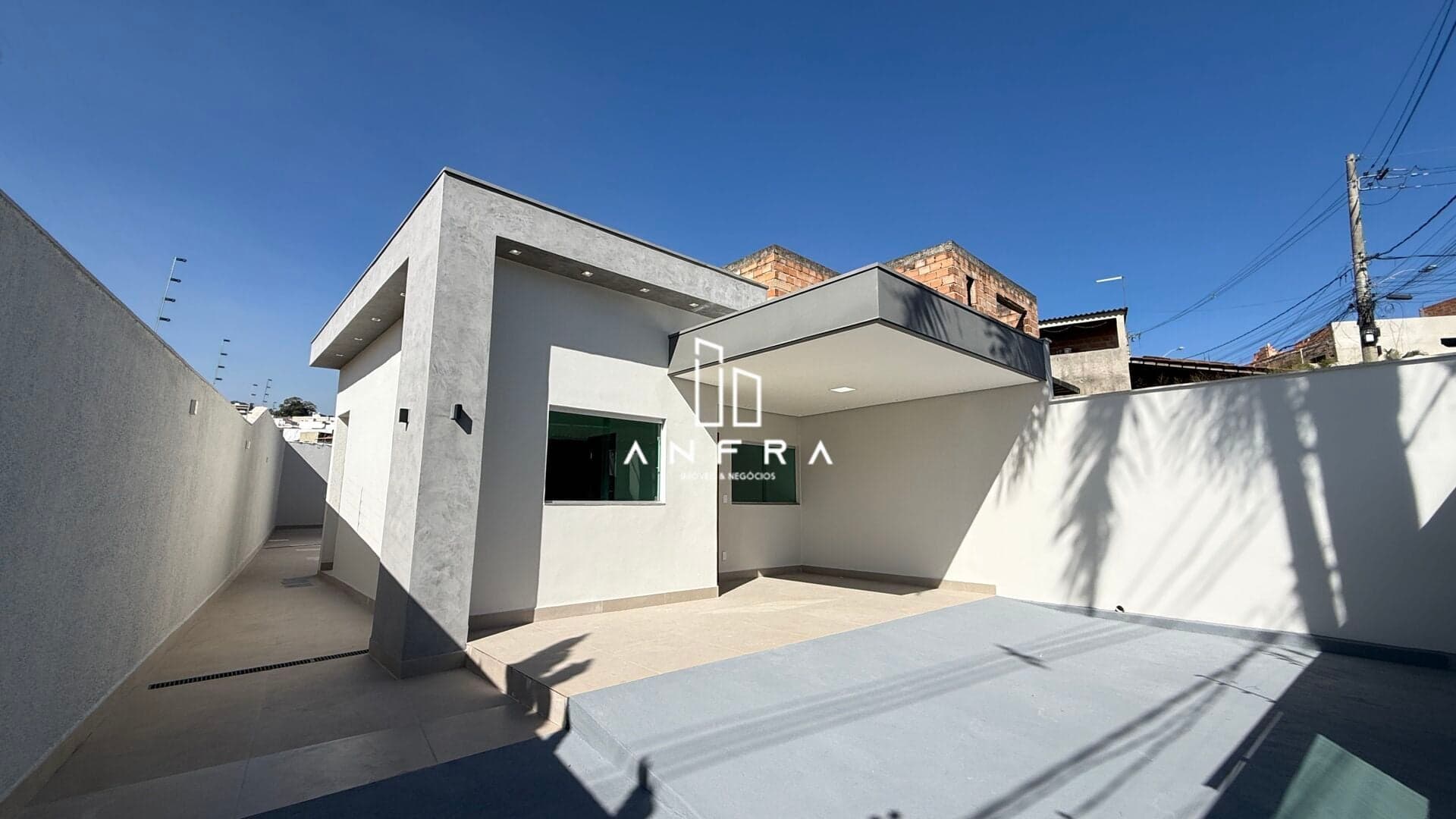 Casa recém reformada no bairro Masterville em Sarzedo