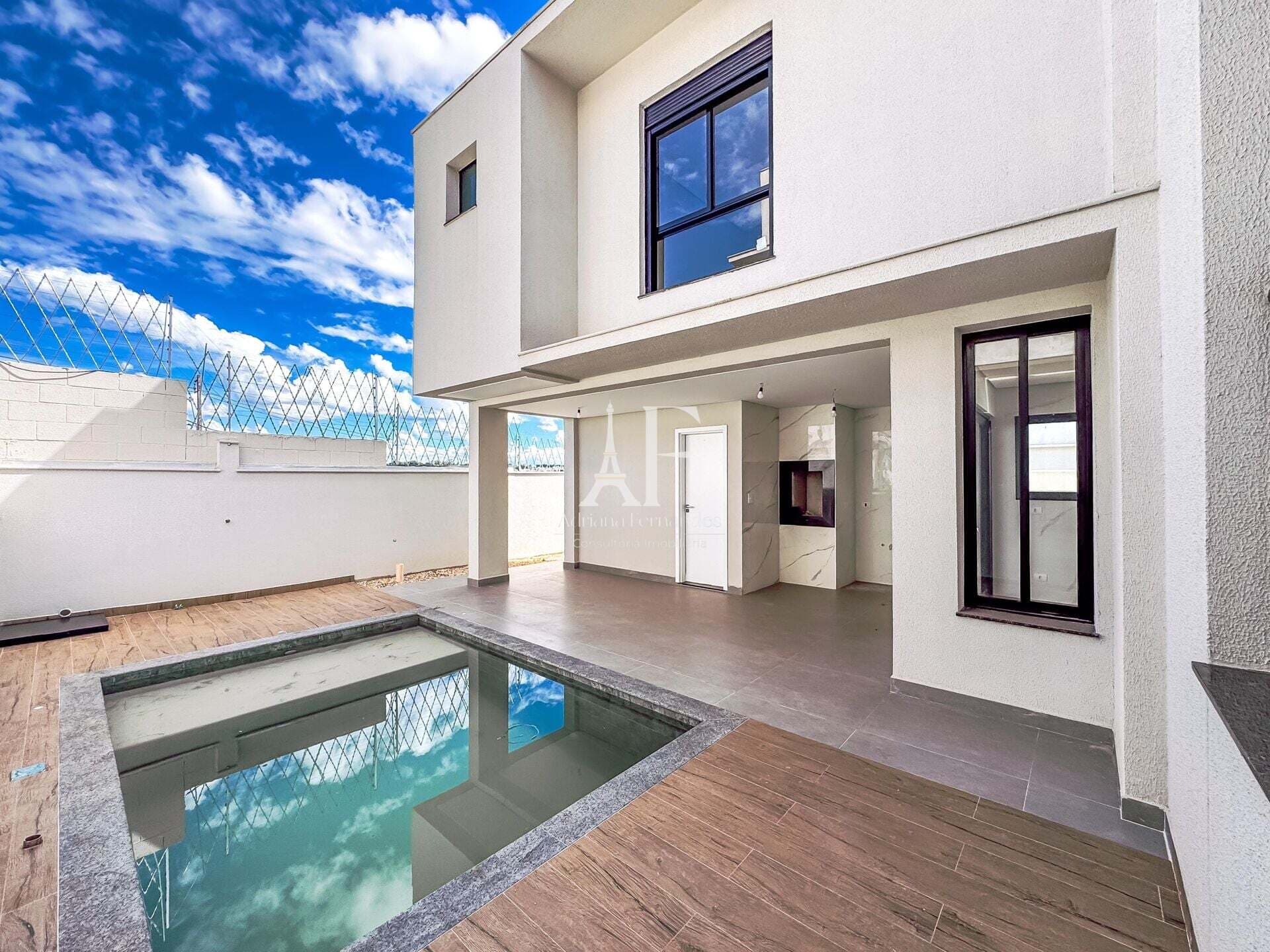 Venha estrear esta Casa (nova) em Condomínio, Zona Leste, 3 suítes, piscina, varanda gourmet ...