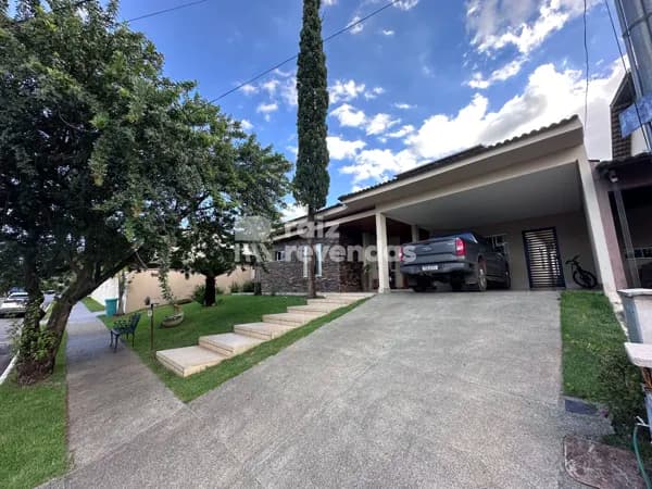 Casa térrea com piscina e ambientes amplos no Condomínio Portal do Sol I