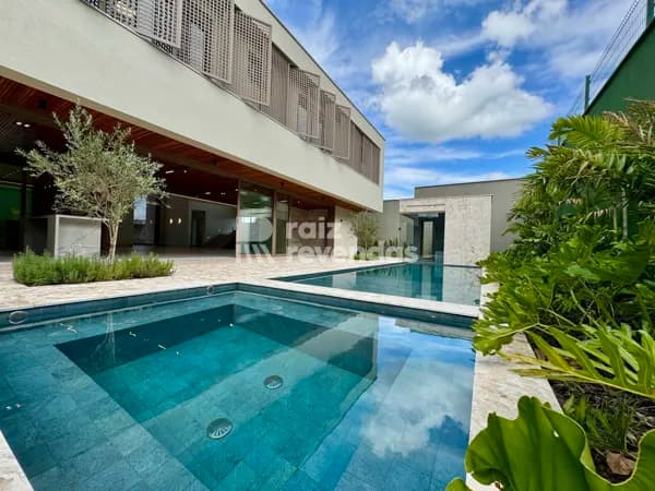 Sobrado 562 m² à venda no Condomínio Plateau d’Or | 4 suítes, elevador