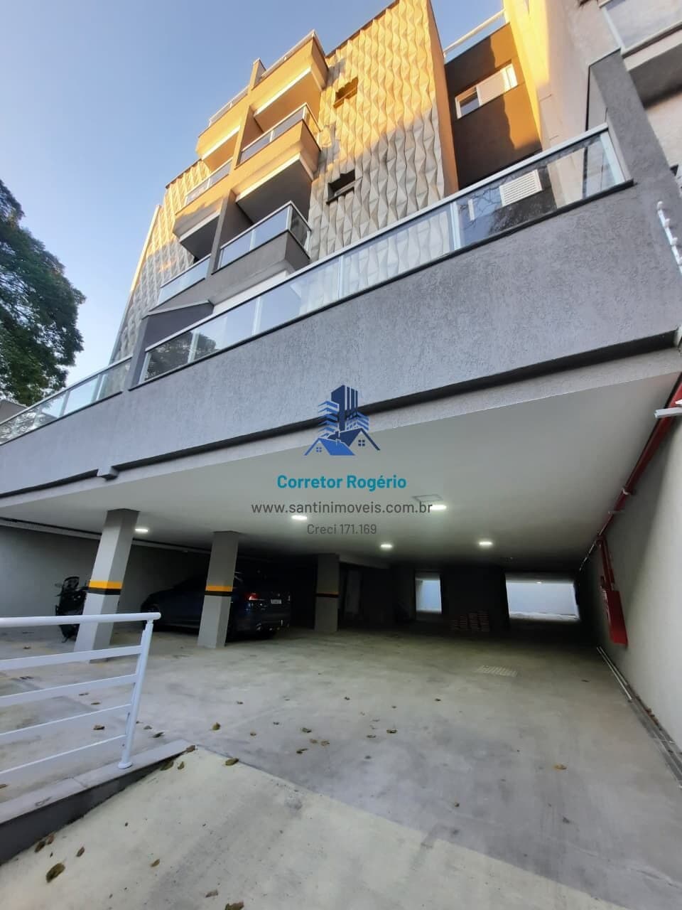 Apartamento com Elevador, 03 quartos (01 suíte) Fino acabamento, sacada, Vaga coberta à venda em Santo André/SP