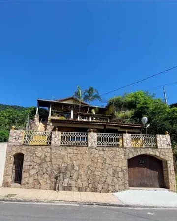 Venda: Casa com 3 Dormitórios – CA0153