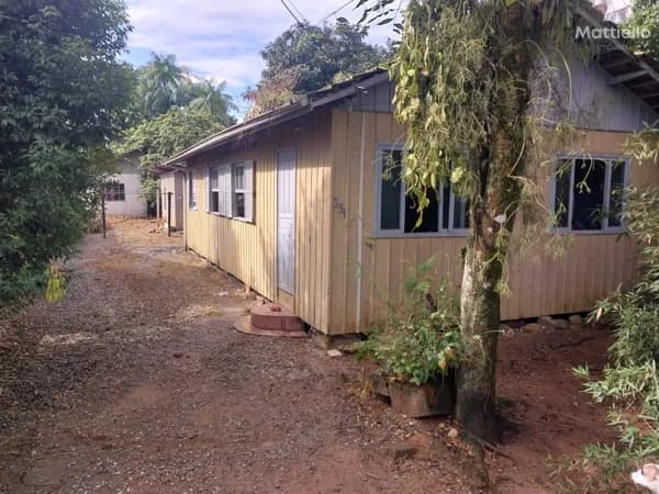 Terreno com 700 m2 edificado com uma casa mista, bairro Costa e Silva, Joinville SC