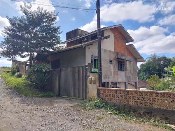 Terreno com 911 m2 com 02 casas