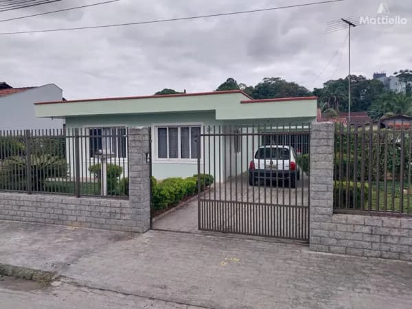 Casa com terreno de 900 m2, bairro Floresta.