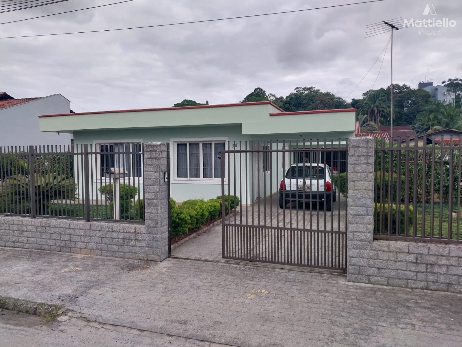 Casa com terreno de 900 m2, bairro Floresta.