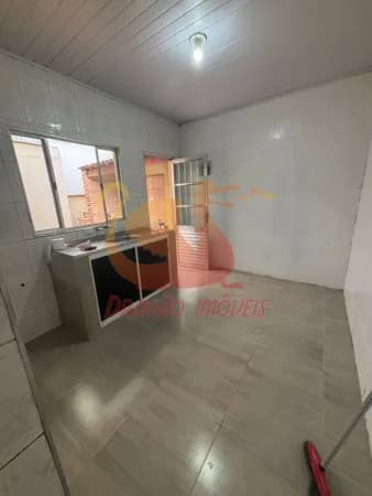 CASA FUNDOS 3 cômodos no Tolstói