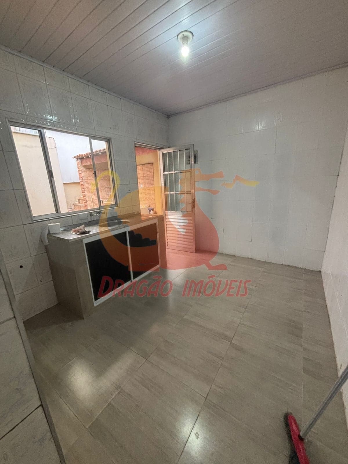 CASA FUNDOS 3 cômodos no Tolstói