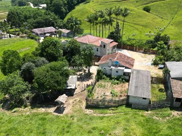 SC●SITIO●6,27 HECTARES●CASA•NASCENTE E ÁGUA CORRENTE•ESTRUTURA PARA PECUÁRIA