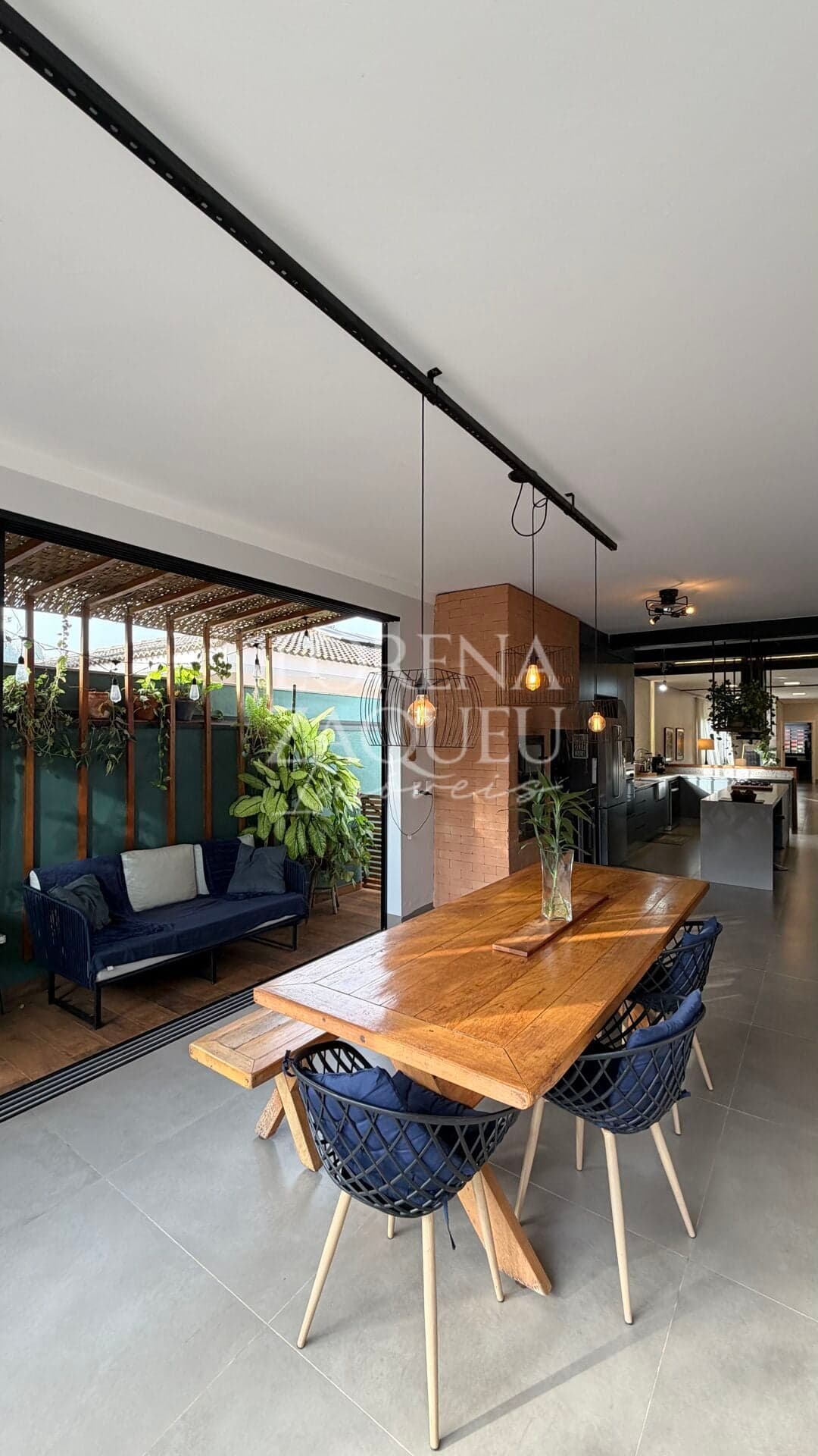 Casa térrea moderna e acolhedora no Condomínio Lago Azul em Araras/SP.