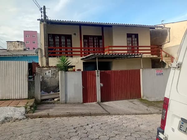 Casa de 2 pavimentos com edículas