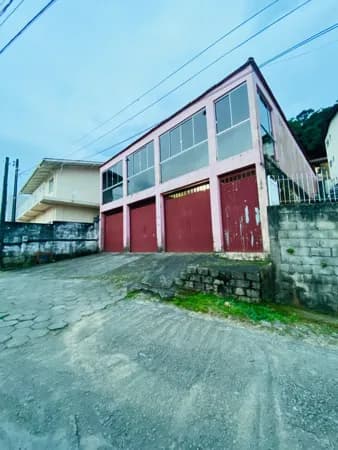 Casa 4 dormitórios com 2 pisos