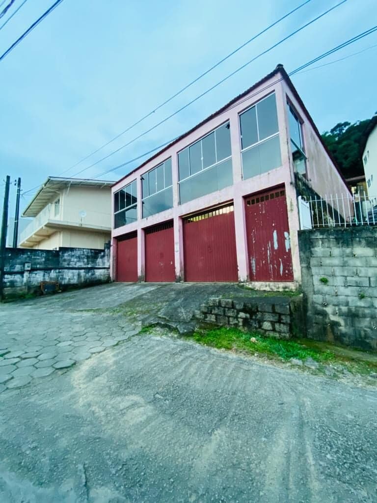 Casa 4 dormitórios com 2 pisos