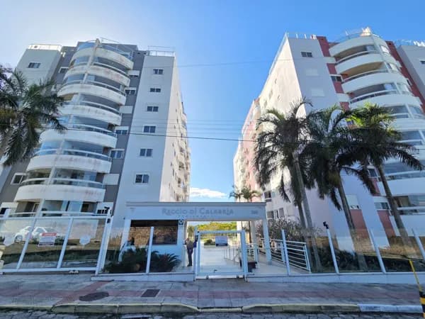 Apartamento 2 dormitórios com suíte em Florianópolis