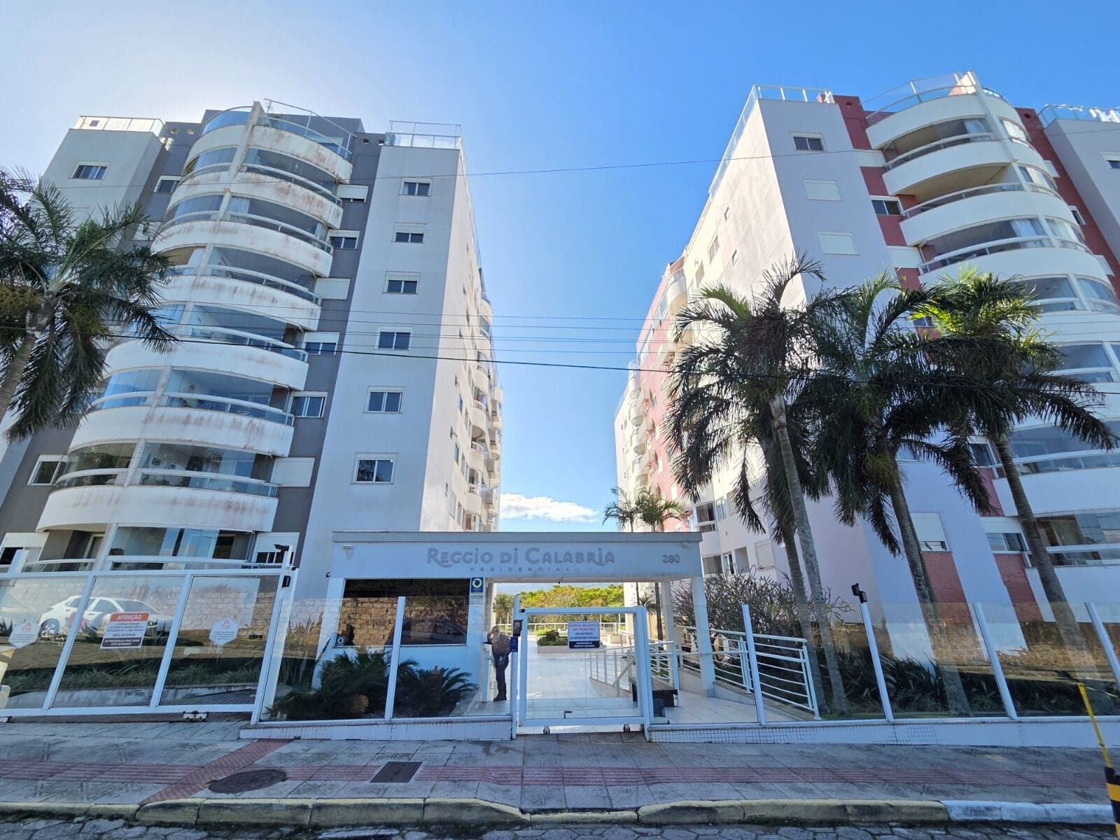 Apartamento 2 dormitórios com suíte em Florianópolis