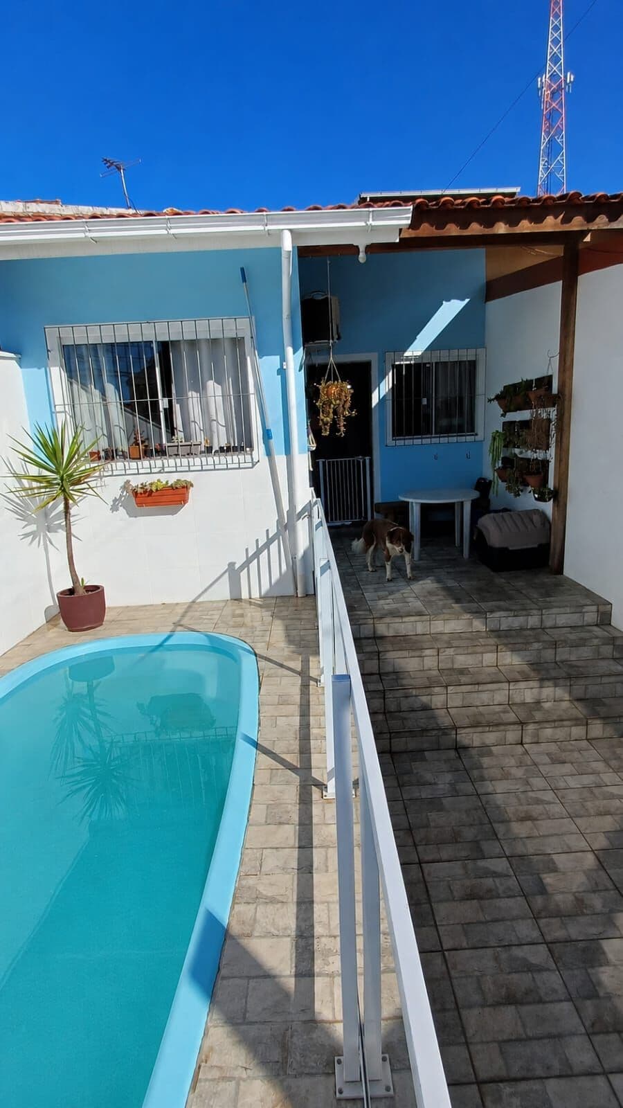 Casa geminada 2 dormitórios com piscina