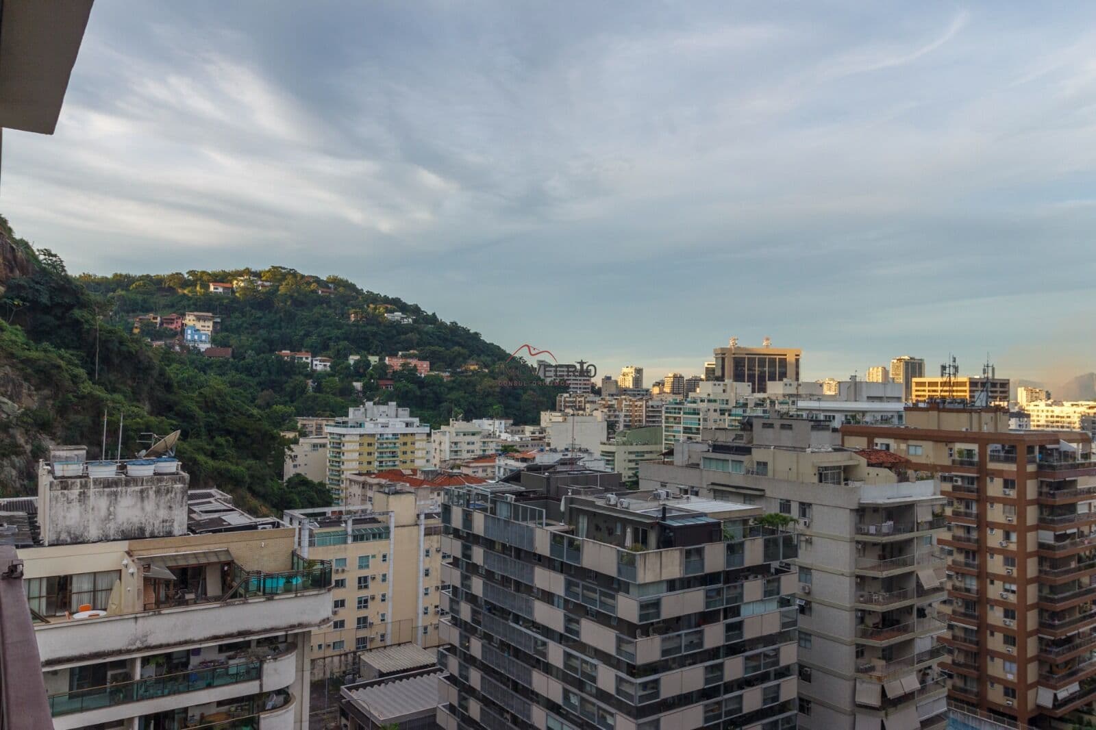 Apartamento 3 Quartos com Vista Livre em Transversal Nobre de Botafogo | Reformado