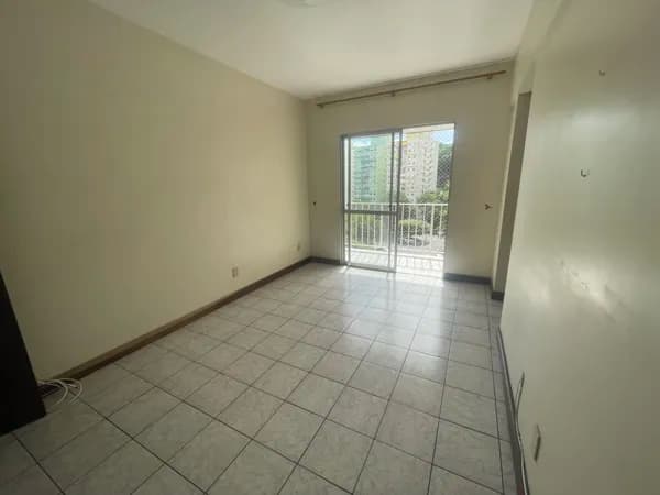 Apartamento 2/4 com Dependência , Nascente , Elevador , Vaga de Garagem Coberta.