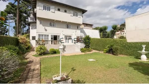 Casa com 5 suítes, quintal, salão de festas e edícula
