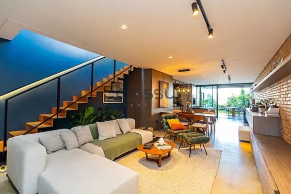 Sobrado autoral no Água Verde | Arquitetura contemporânea, face norte e integração total com jardim