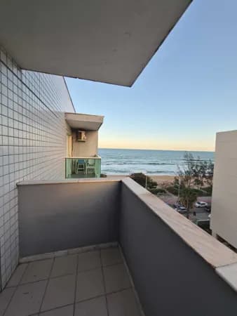 Flat mobiliado e equipado no Residencial San Diego, com varanda vista mar, andar alto, Praia do Pecado, Macaé/RJ
