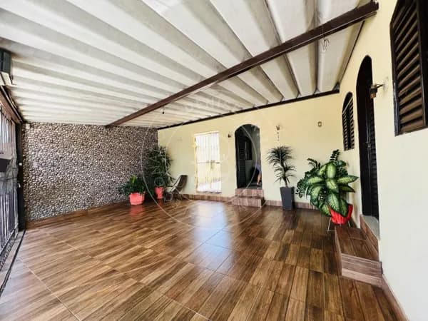 Casa à Venda no Setor Centro Oeste, Próxima à Av. Bernardo Sayão
