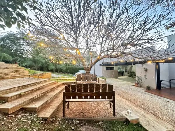 Sobrado 4 suítes com arquitetura autoral no Residencial Aldeia do Vale