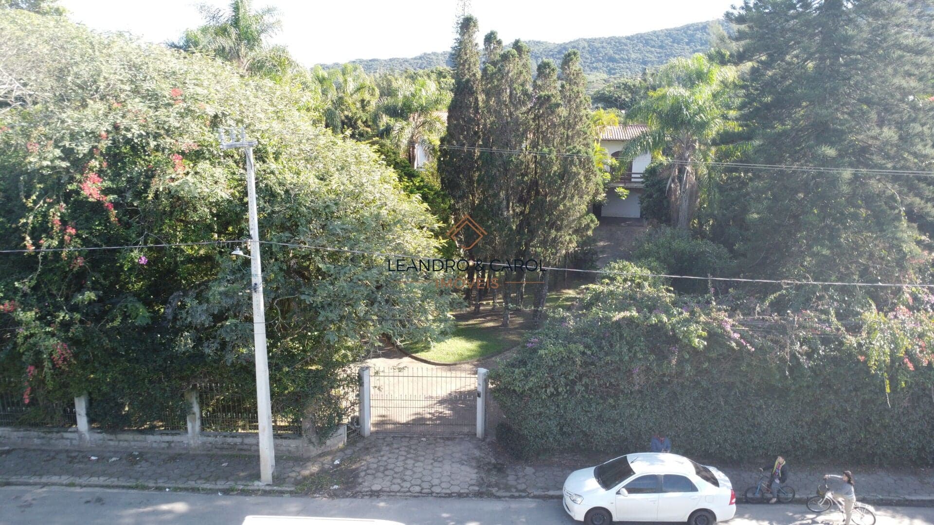 CLÁSSICA RESIDÊNCIA COM PISCINA E GRANDE ÁREA VERDE, PRÓXIMA DO MAR