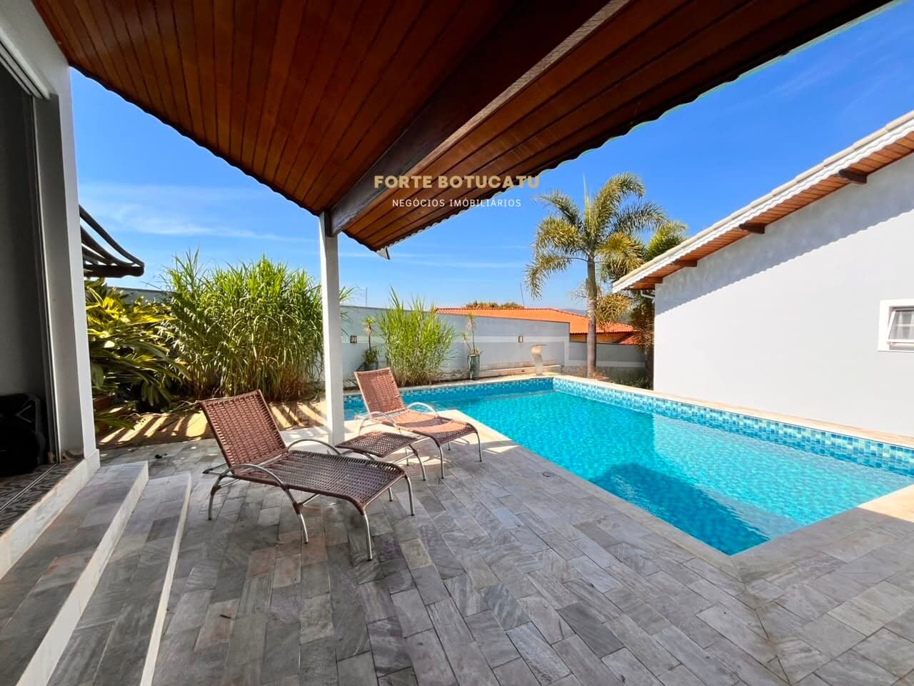 Casa de Alto Padrão com 4 Dormitórios, Piscina e Área Gourmet Completa