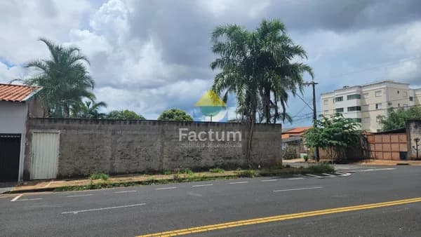 Lote/Terreno em Uberlândia - Segismundo Pereira