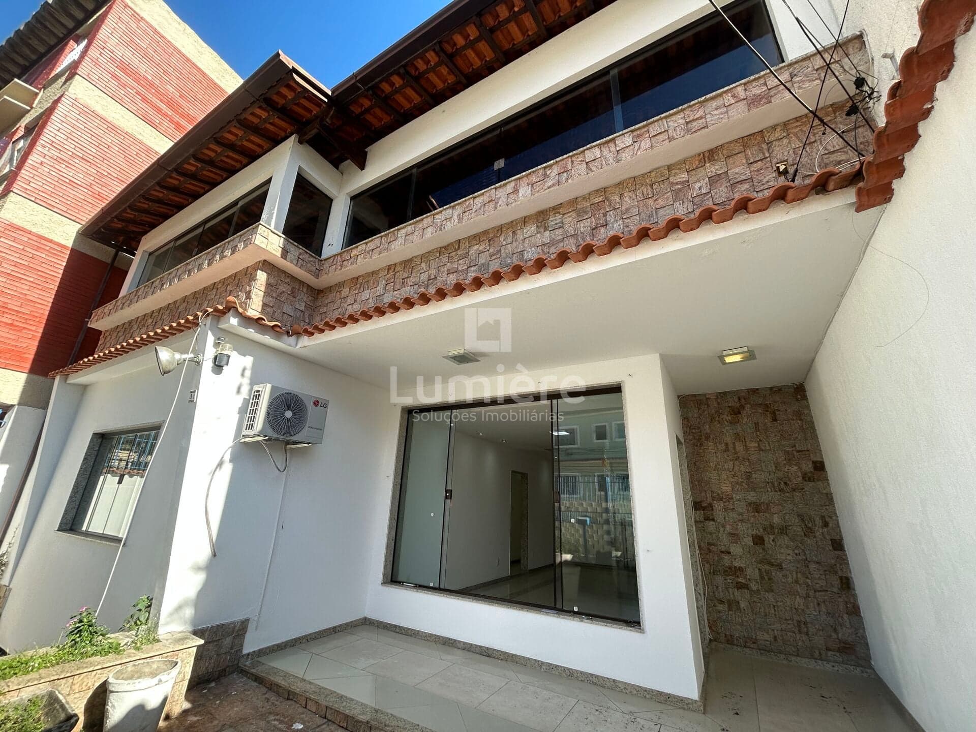 Casa Duplex 3 Quartos sendo 3 Suítes com Edícula no Jardim Amália, Volta Redonda - RJ