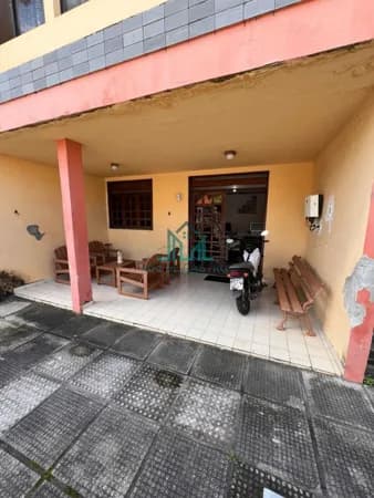 Casa construída em terreno de 408m², totalizando 6 quartos (sendo 4 suítes), 7 Banheiros e Quintal