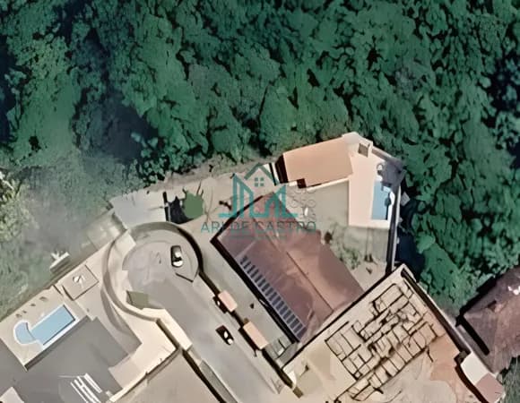 Casa Mobiliada Construída em Dois Terrenos que equivalem a 924m², 3 Quartos, Piscina, Jardim e com Área Gourmet á venda