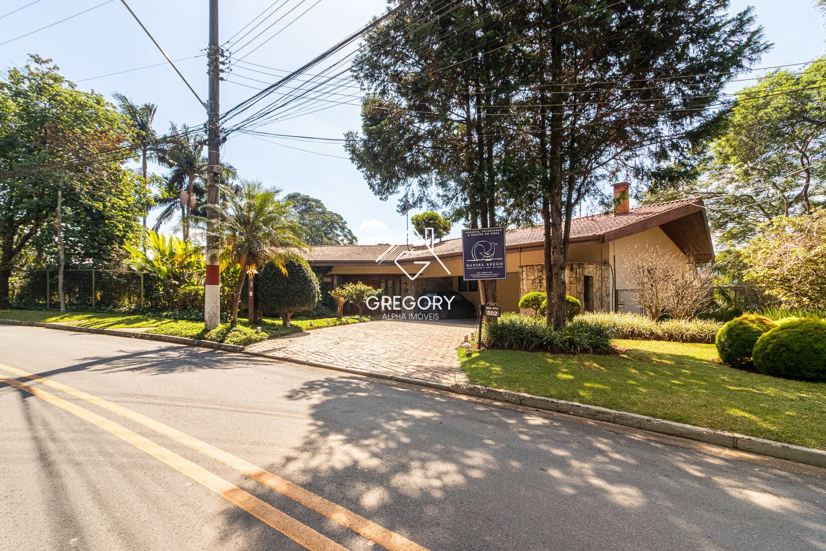 CASA LINDA - CONDOMÍNIO TAMBORÉ 1