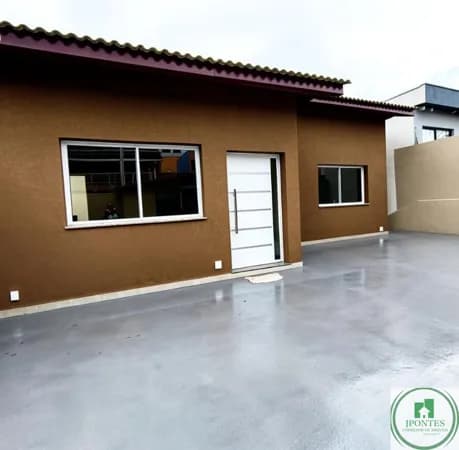 OPORTUNIDADE:CASA AMPLA COM SUITE E SALÃO DE FESTA PRIVATIVO