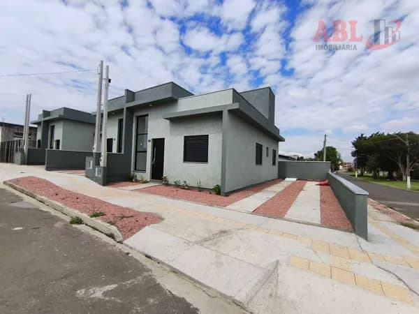 Linda Casa com 3 Dormitórios de Esquina