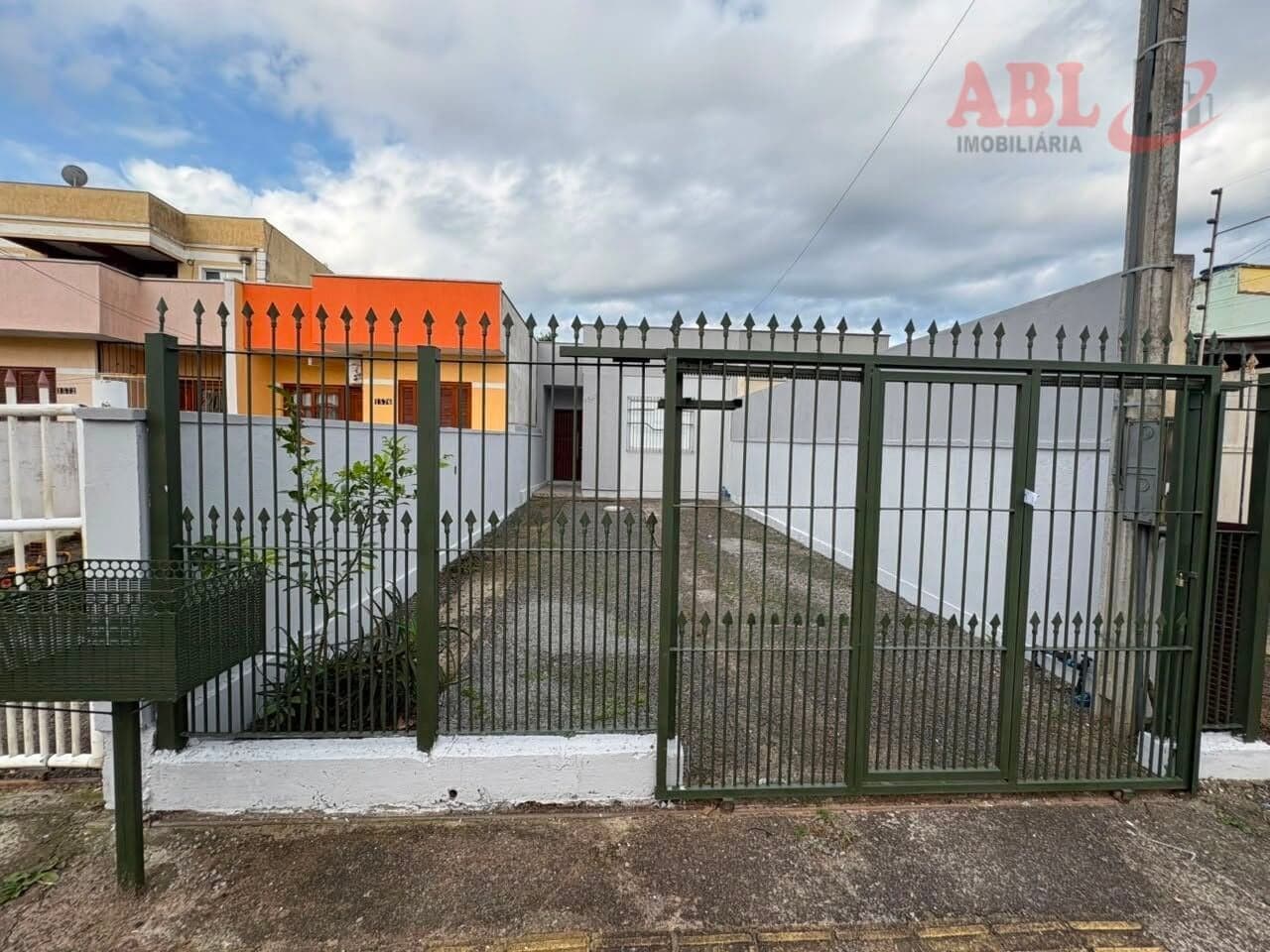 Casa Padrão 2 dormitórios com Pátio