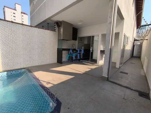 Casa na Guilhermina em Praia Grande com 3 Dormitórios e Piscina