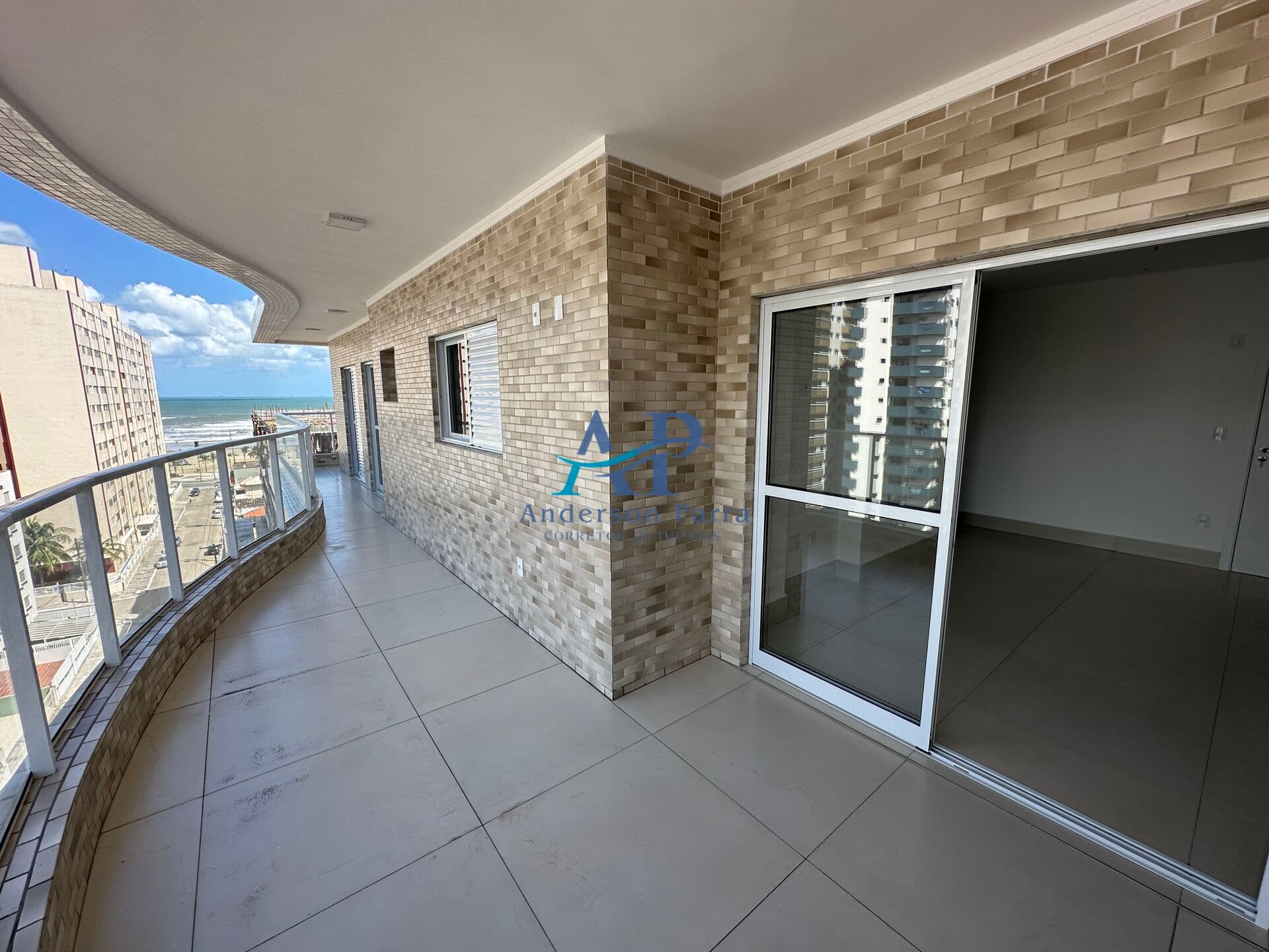 Apartamento com 3 Dormitórios em Praia Grande Próximo à Praia