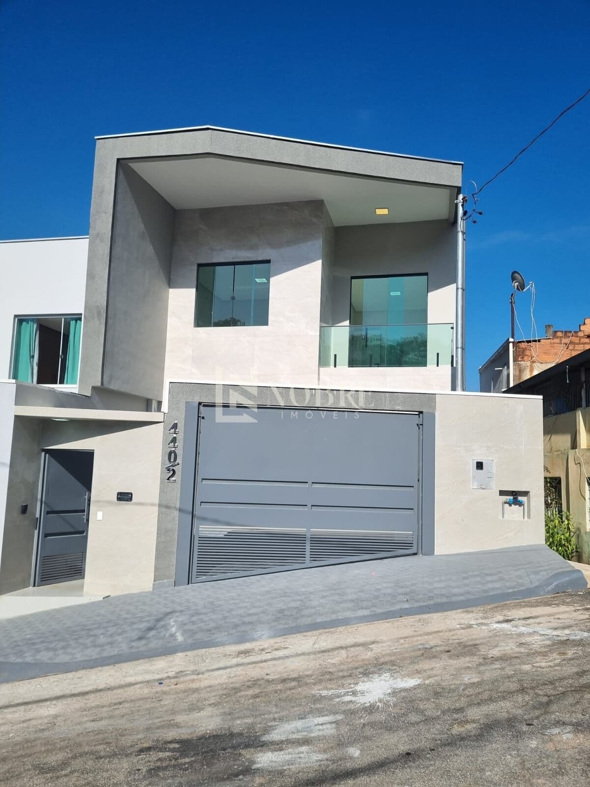 Casa Geminada Triplex com 200 m², Piscina e Área Gourmet